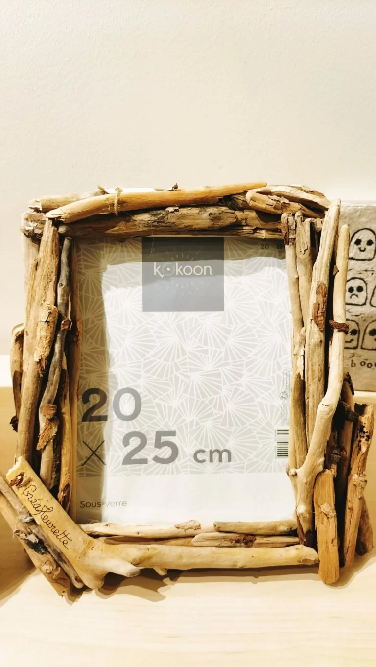 Cadre en bois flotté 20x25cm par CréaFleurette, photo prise à La boutique du Planet à Aramon