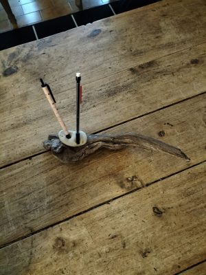 Porte stylo en bois flotté et galet