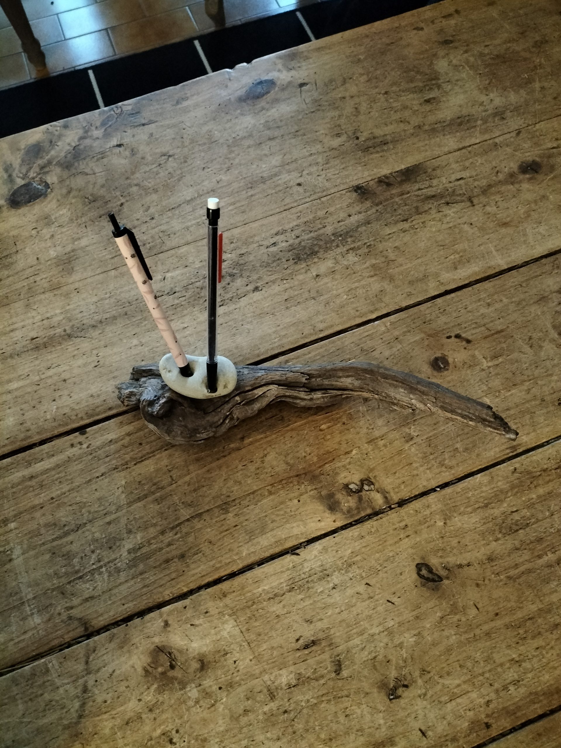 Porte stylo en bois flotté et galet