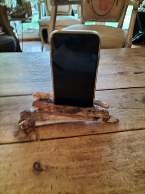 Support en bois flotté pour smartphone