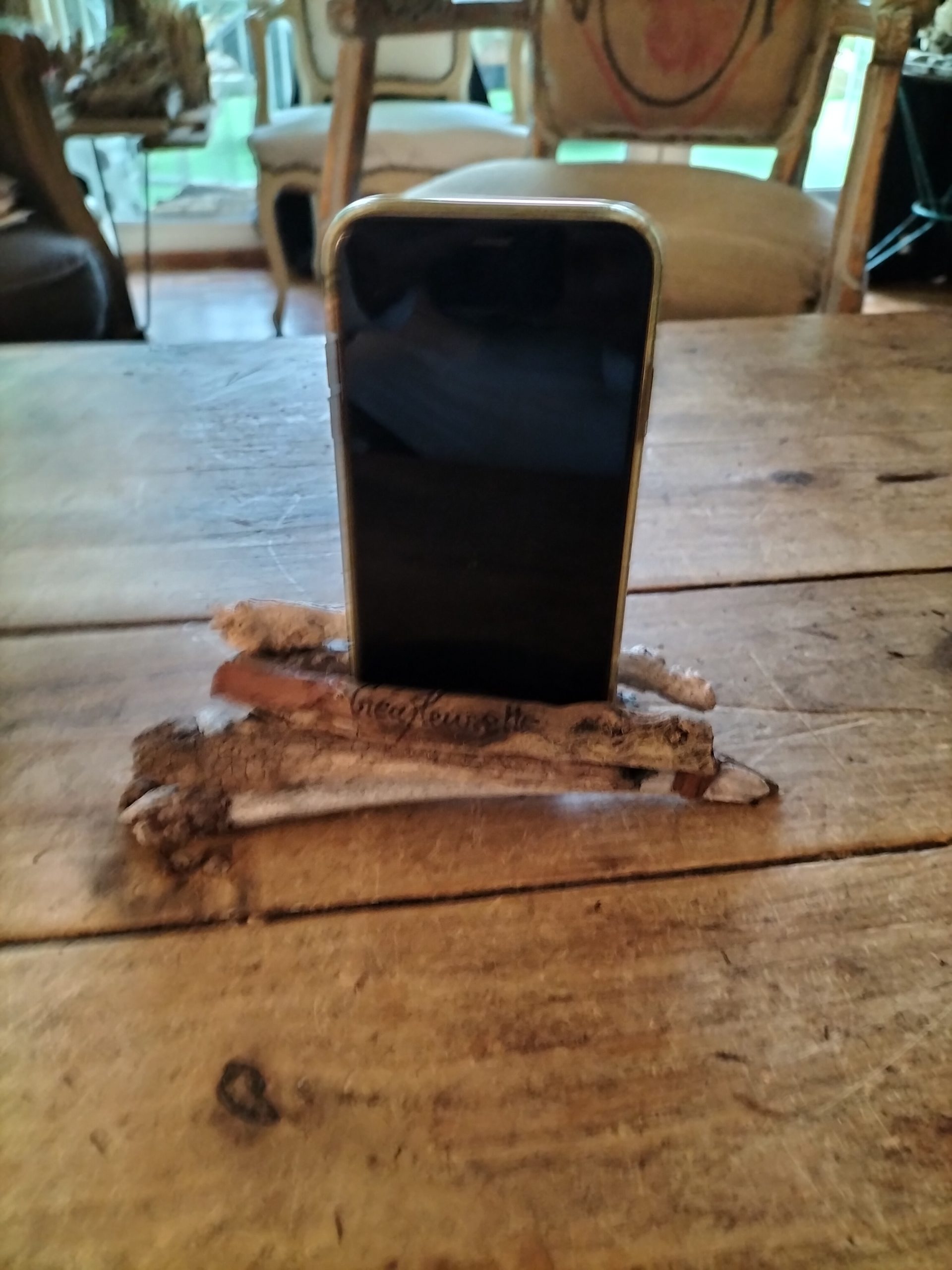 Support en bois flotté pour smartphone