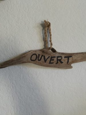 Plaque en bois flotté pour commerce
