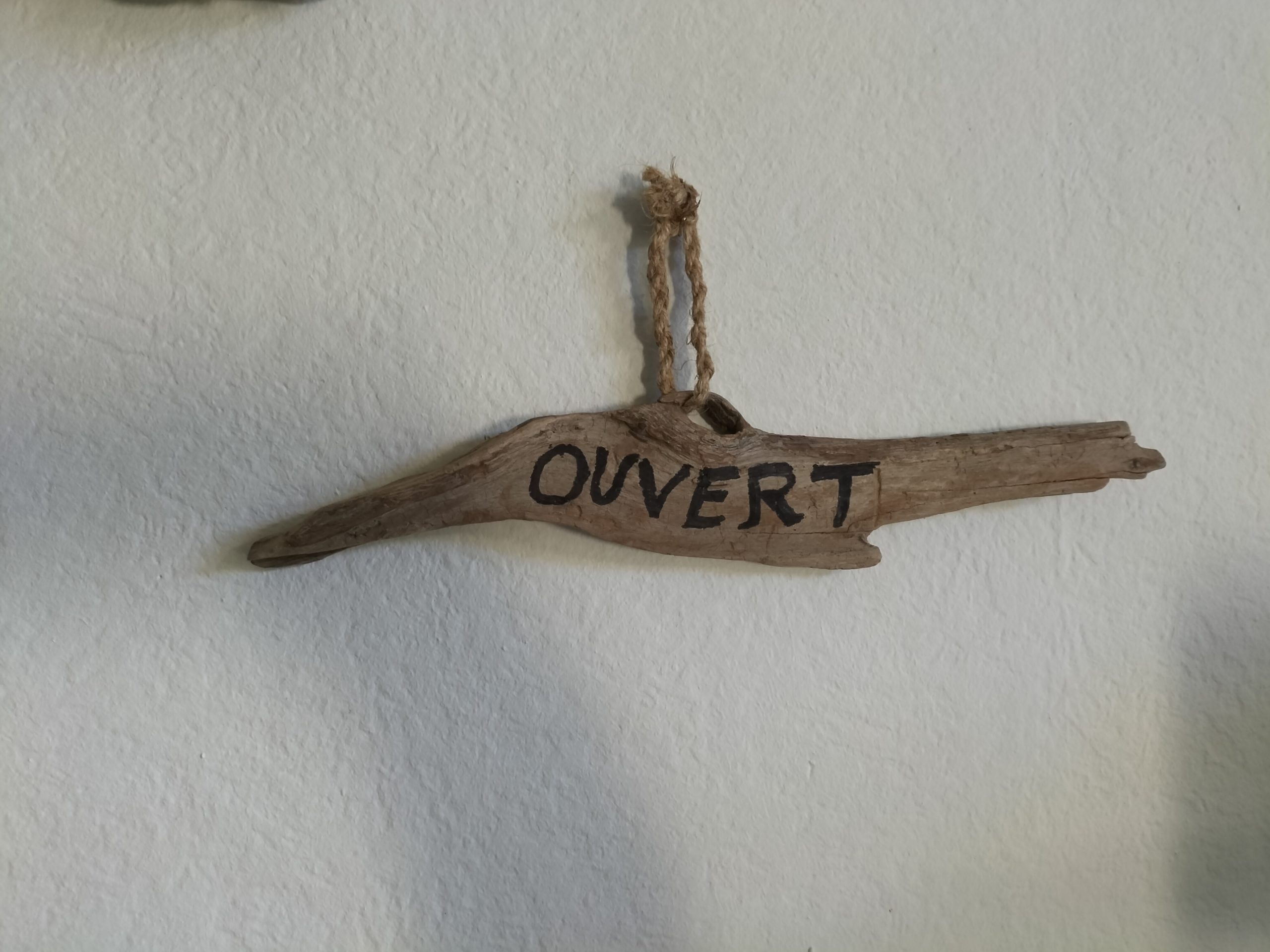 Plaque en bois flotté pour commerce