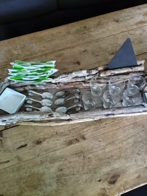 Plateau apéro en bois flotté et ses accessoires