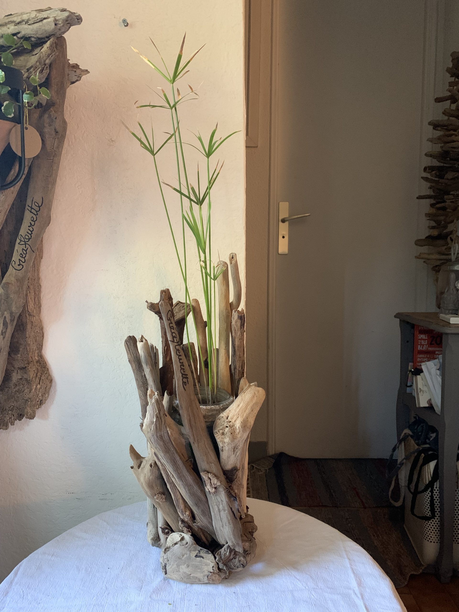 Vase en bois flotté et papyrus pour la Saint Valentin