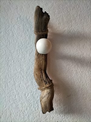 Patère en bois flotté et crochet blanc