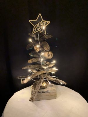 Sapin de Noël écolo en bois flotté hauteur 49 cm, décoré d'une guirlande lumineuse et d'une étoile noire et dorée