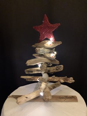 Sapin de Noël en bois flotté, guirlande lumineuse et étoile bordeaux