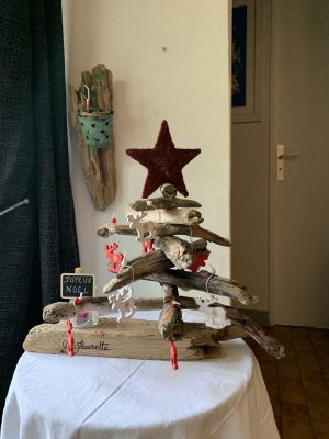 Sapin de Noël en bois flotté et rennes rouges et blancs