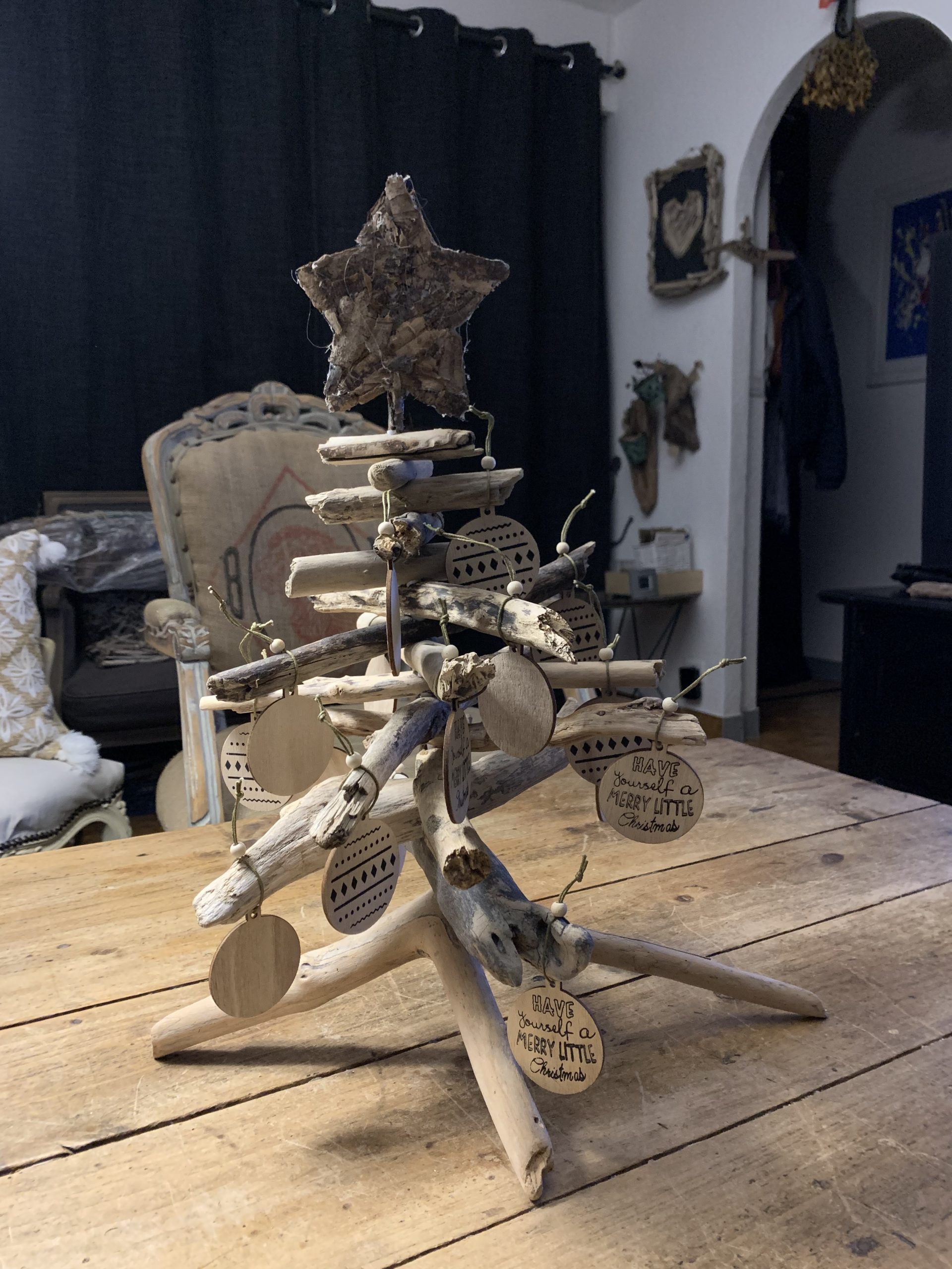 Sapin de Noël écolo en bois flotté hauteur 50 cm, suspensions en bois et étoile en bois