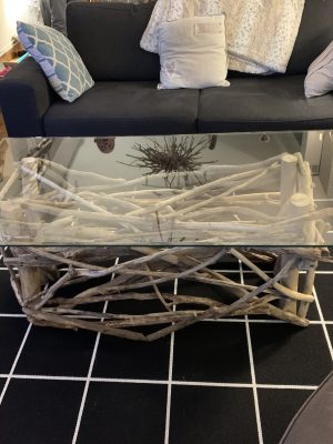 Table basse en bois flotté et plateau de verre