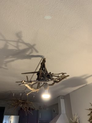 Plafonnier en bois flotté et une ampoule