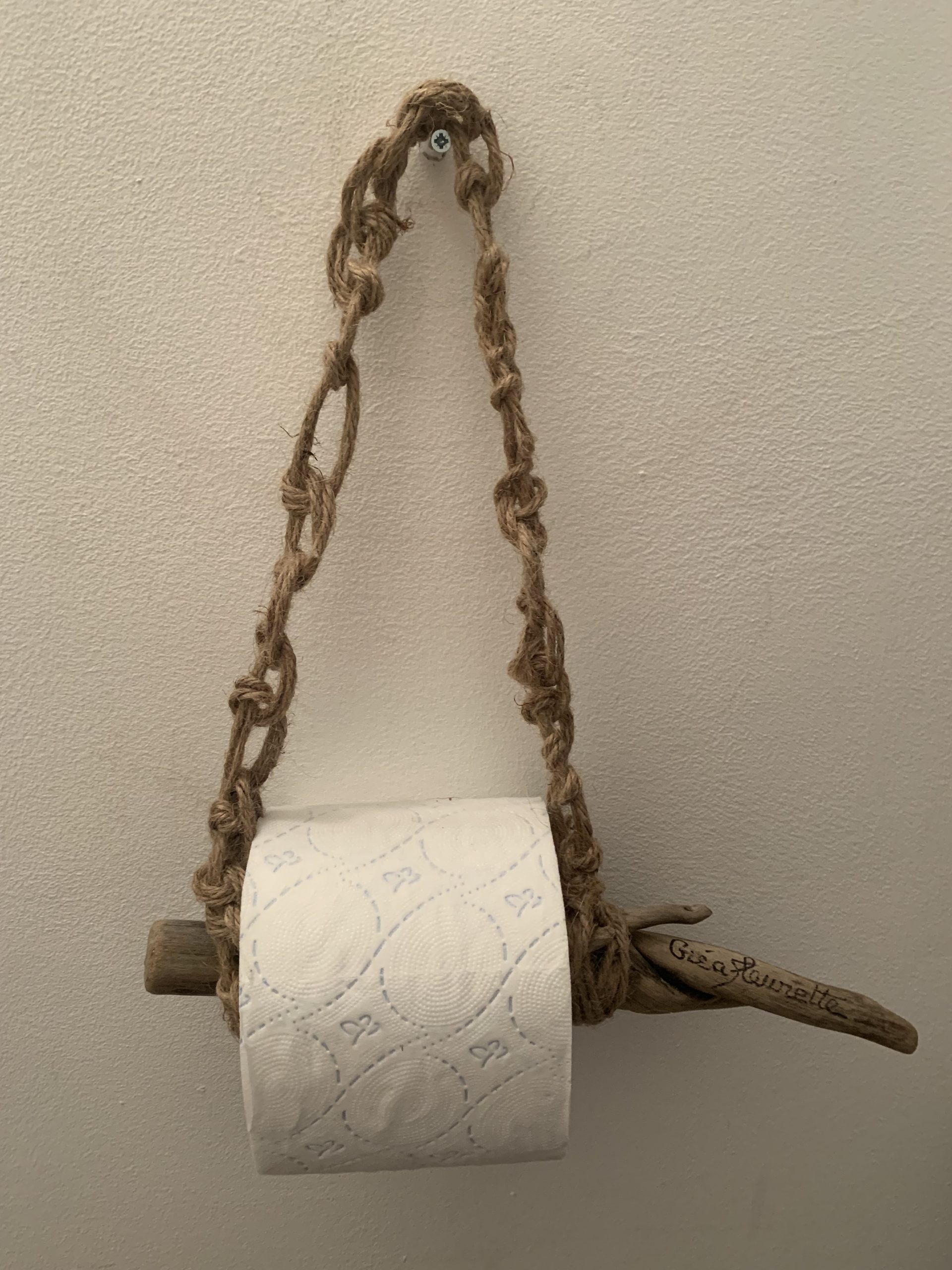 Distributeur de papier toilette en bois flotté numéro 6