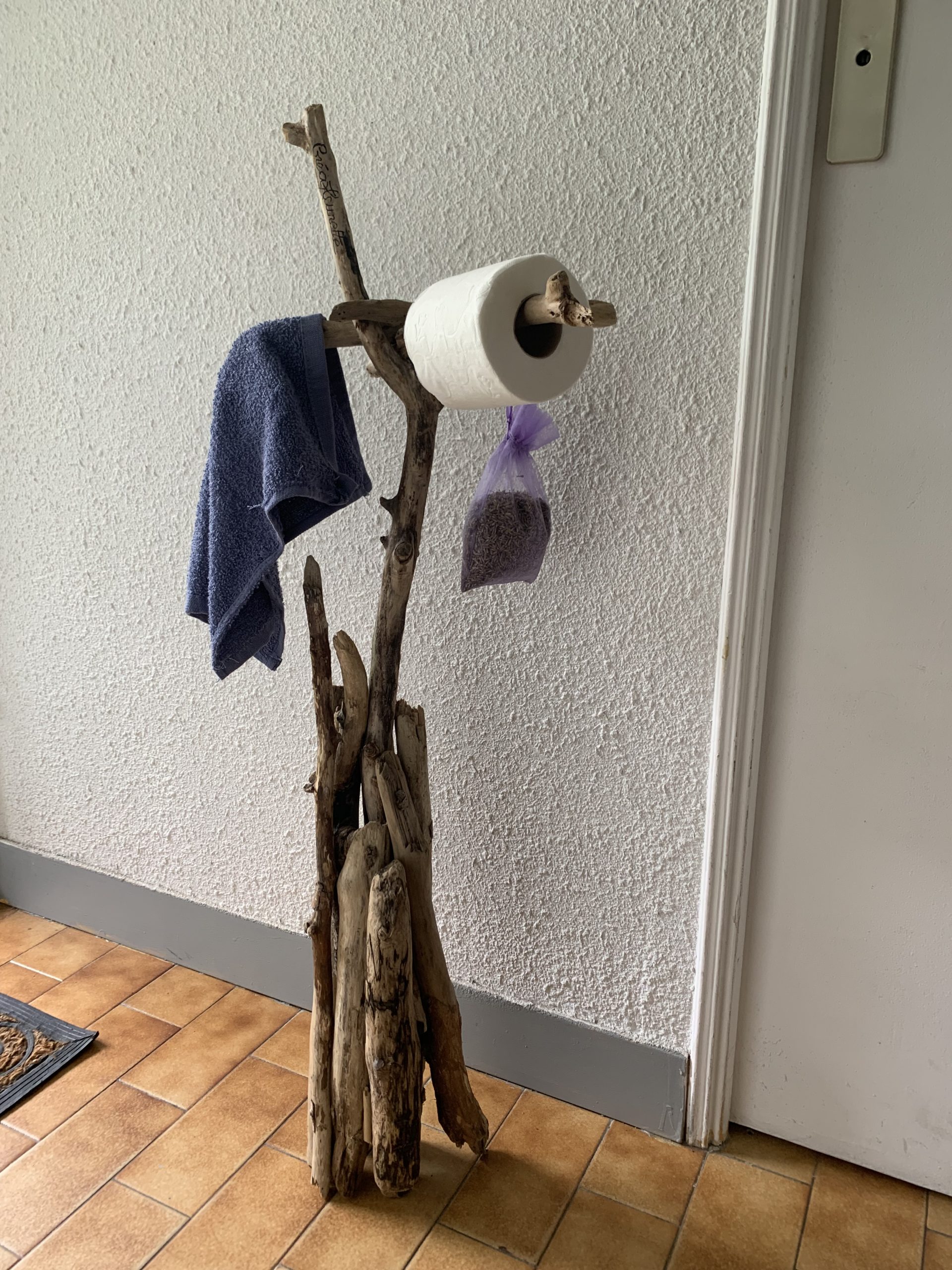 Distributeur de papier toilette en bois flotté, porte essuie main et sachet de lavande numéro 1