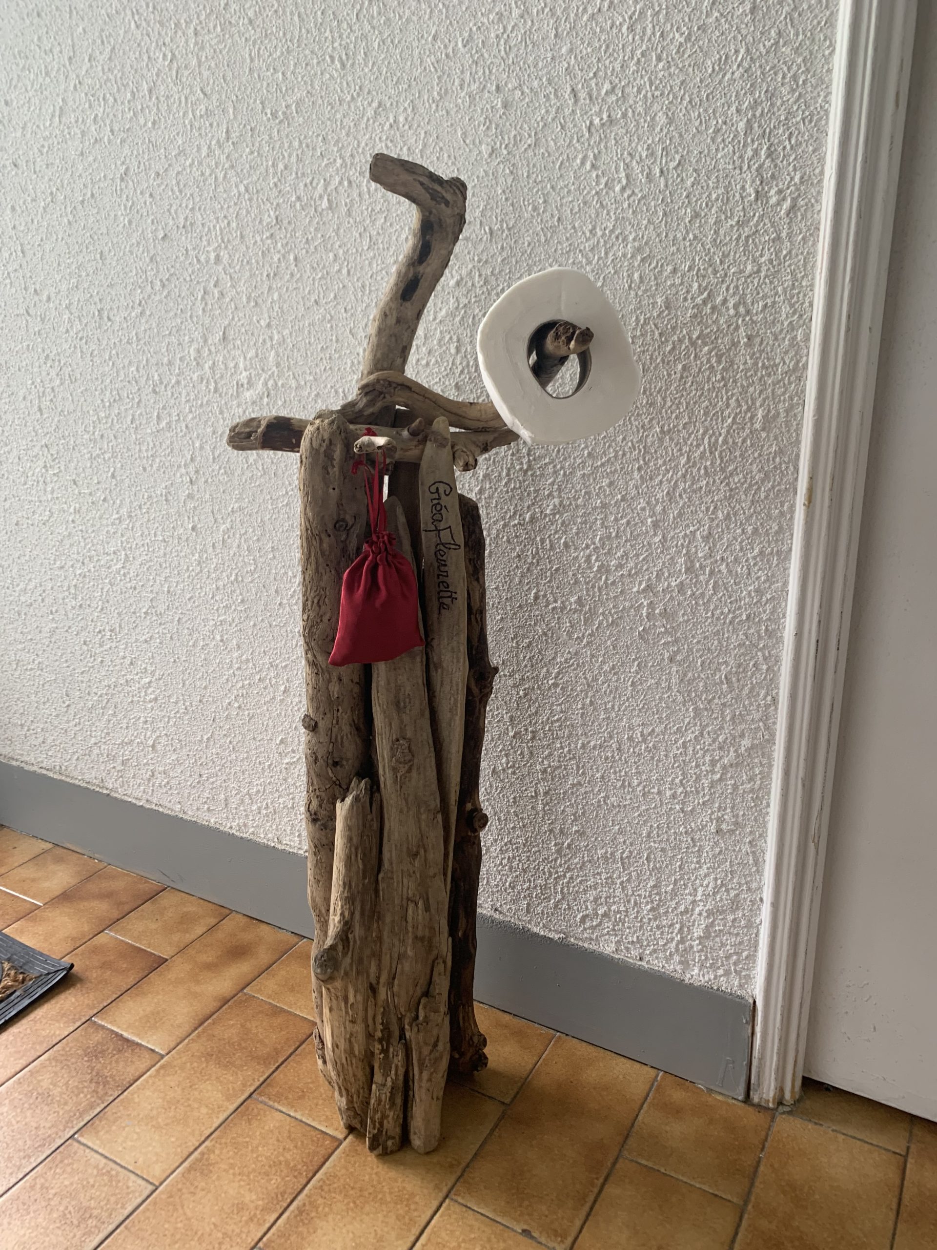 Distributeur de papier toilette en bois flotté et sachet de lavande