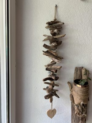 Guirlande en bois flotté, coquillages, galets et coeur en bois