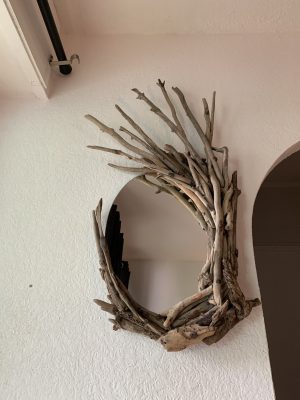 Miroir rond ou ovale entouré de bois flotté