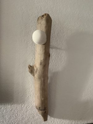 Patère vertical en bois flotté et crochet blanc