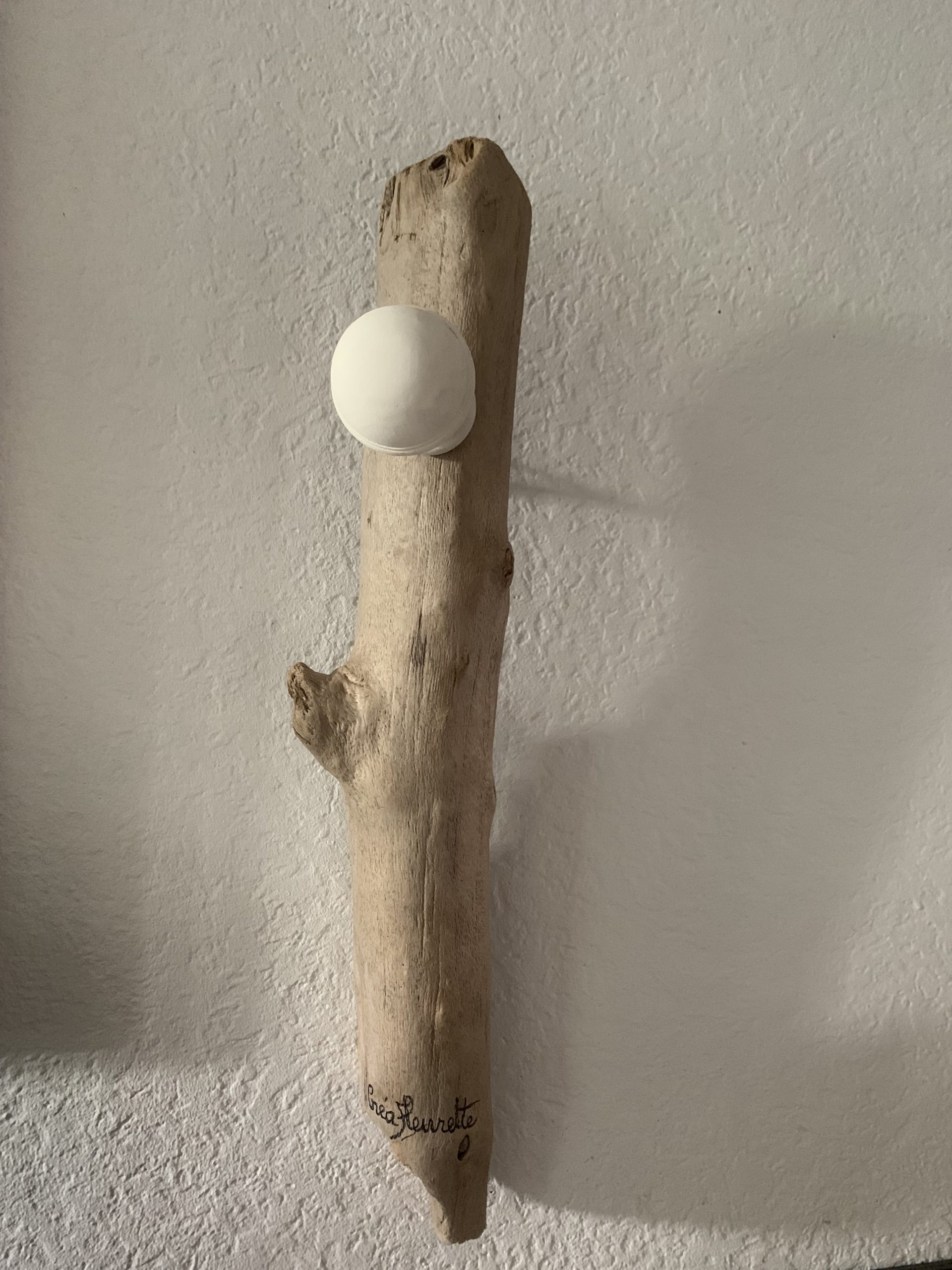 Patère vertical en bois flotté et crochet blanc