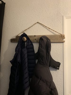 Patère en bois flotté et deux crochets beige