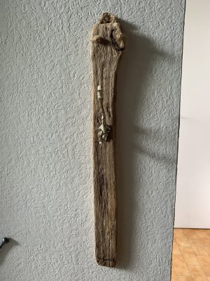 Patère en bois flotté et crochet blanc