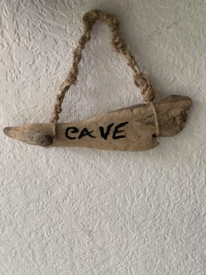 Plaque de porte en bois flotté pour cave