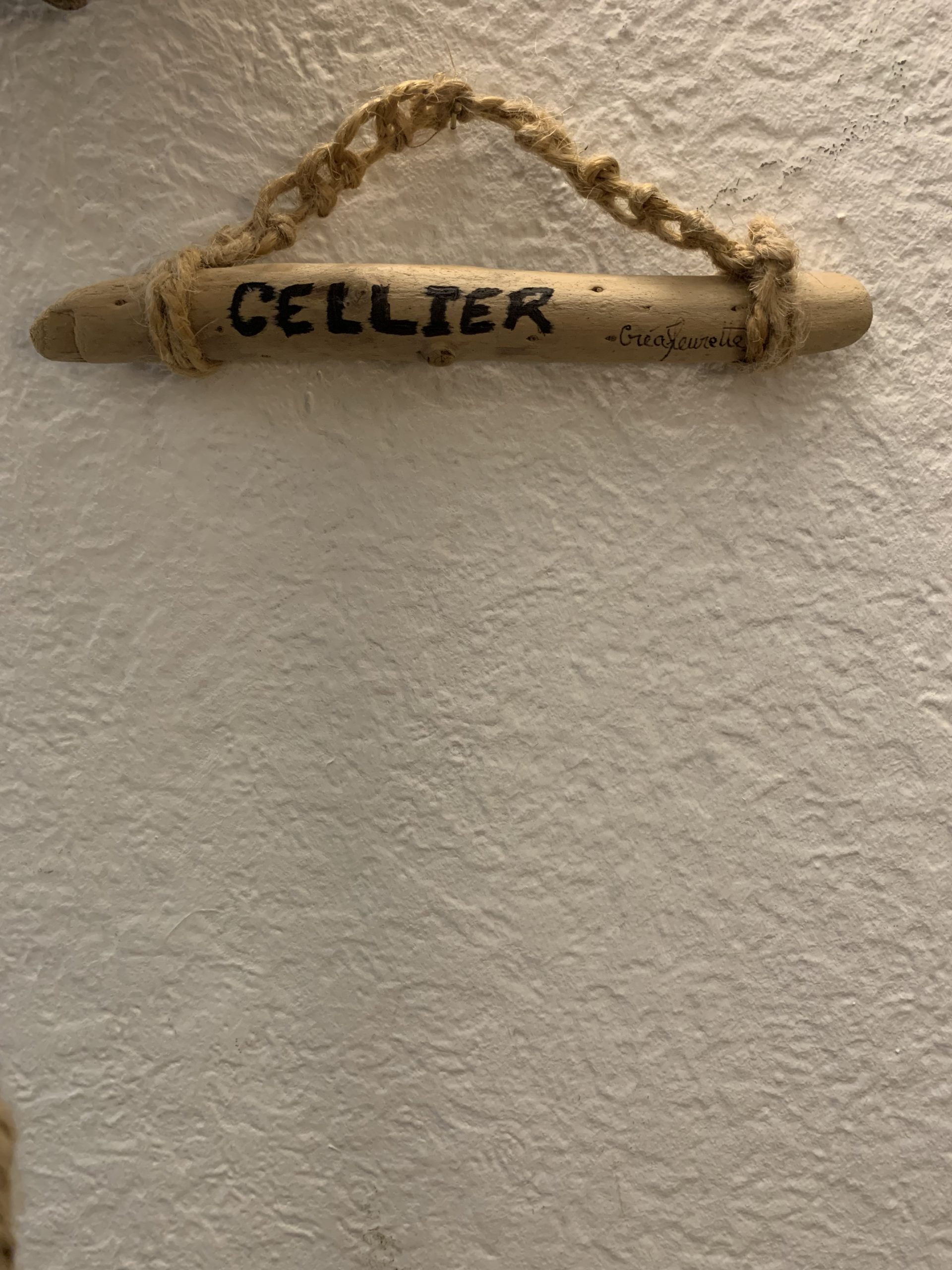 Plaque de porte en bois flotté pour cellier