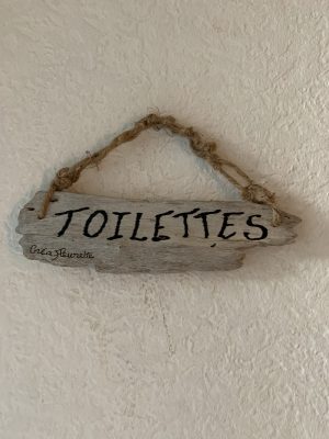 Plaque de porte en bois flotté pour toilettes