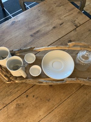 Plateau en bois flotté et sa vaisselle pour petit déjeuner à la française