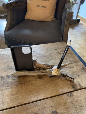 Support en bois flotté pour smartphone et stylo