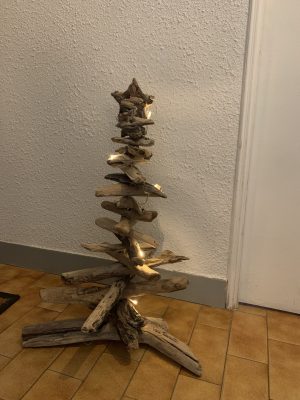 Sapin de Noël en bois flotté hauteur 66 cm et sa guirlande lumineuse