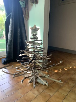 Sapin de Noël écolo en bois flotté hauteur 69 cm et ses déco argentées