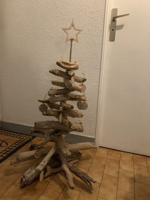 Sapin de Noël en bois flotté 98 cm, décoré de boules de Noël en bois et d'une étoile en bois