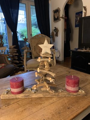 Sapin de Noël en bois flotté 30 cm et 2 grosses bougies rouges