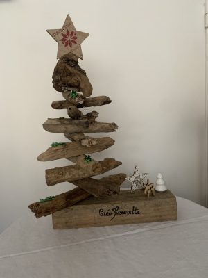 Sapin de Noël en bois flotté et déco