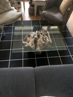 Table basse en bois flotté et plateau de verre pour salon ou terrasse