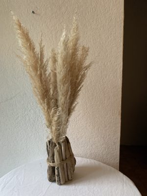 Vase en bois flotté et bouquet d'herbes de Pampa