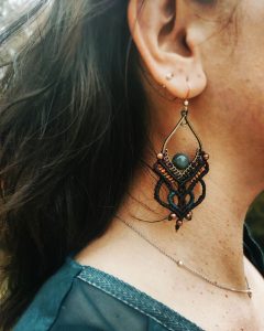 Boucles d'oreilles en micromacramé fabriquées en France par De fils en Racines
