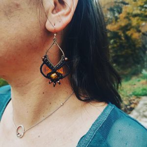 Boucles d'oreilles micromacramé et bois de De fils en Racines
