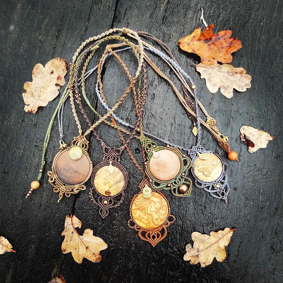 Collier macrama avec pendentif en bois de De fils en Racines