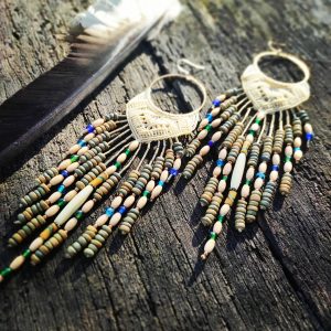 Boucles d'oreilles en bois et macramé bleu De Fils en Racines
