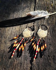 Boucles d'oreilles en bois et macramé fabriqués en France par De fils en racines
