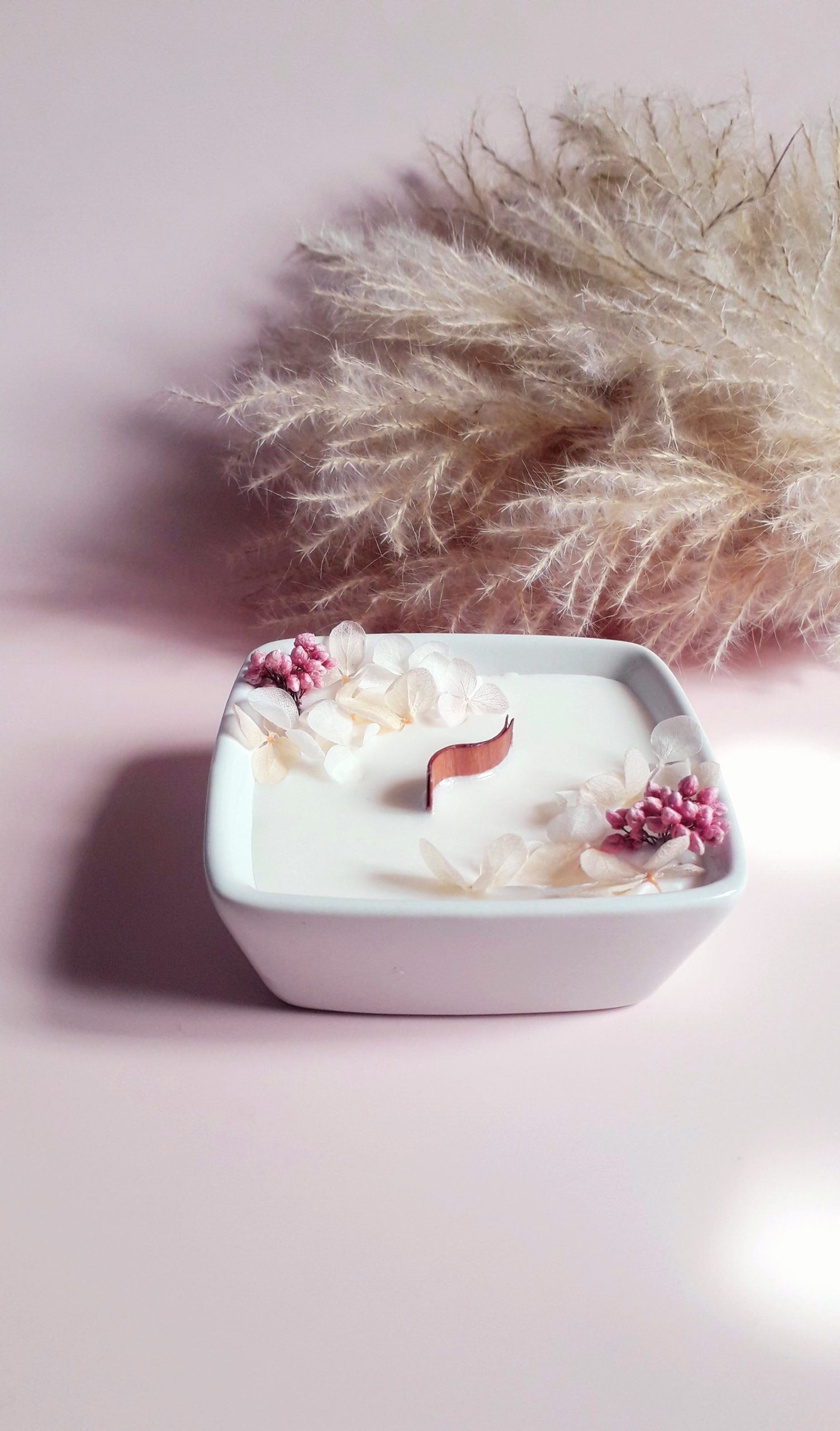 Bougie blanche naturelle et fleurie par Aloa Milla