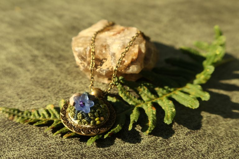 Atelier Jardin Brodé collier brodé perles