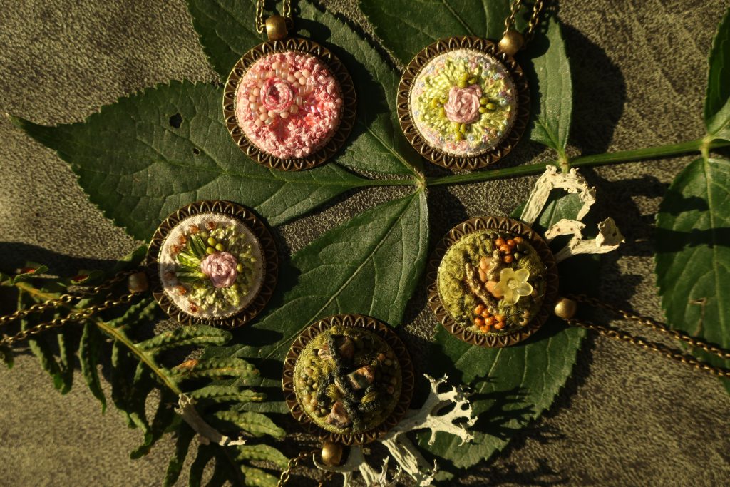 Atelier Jardin Brodé colliers brodés perles