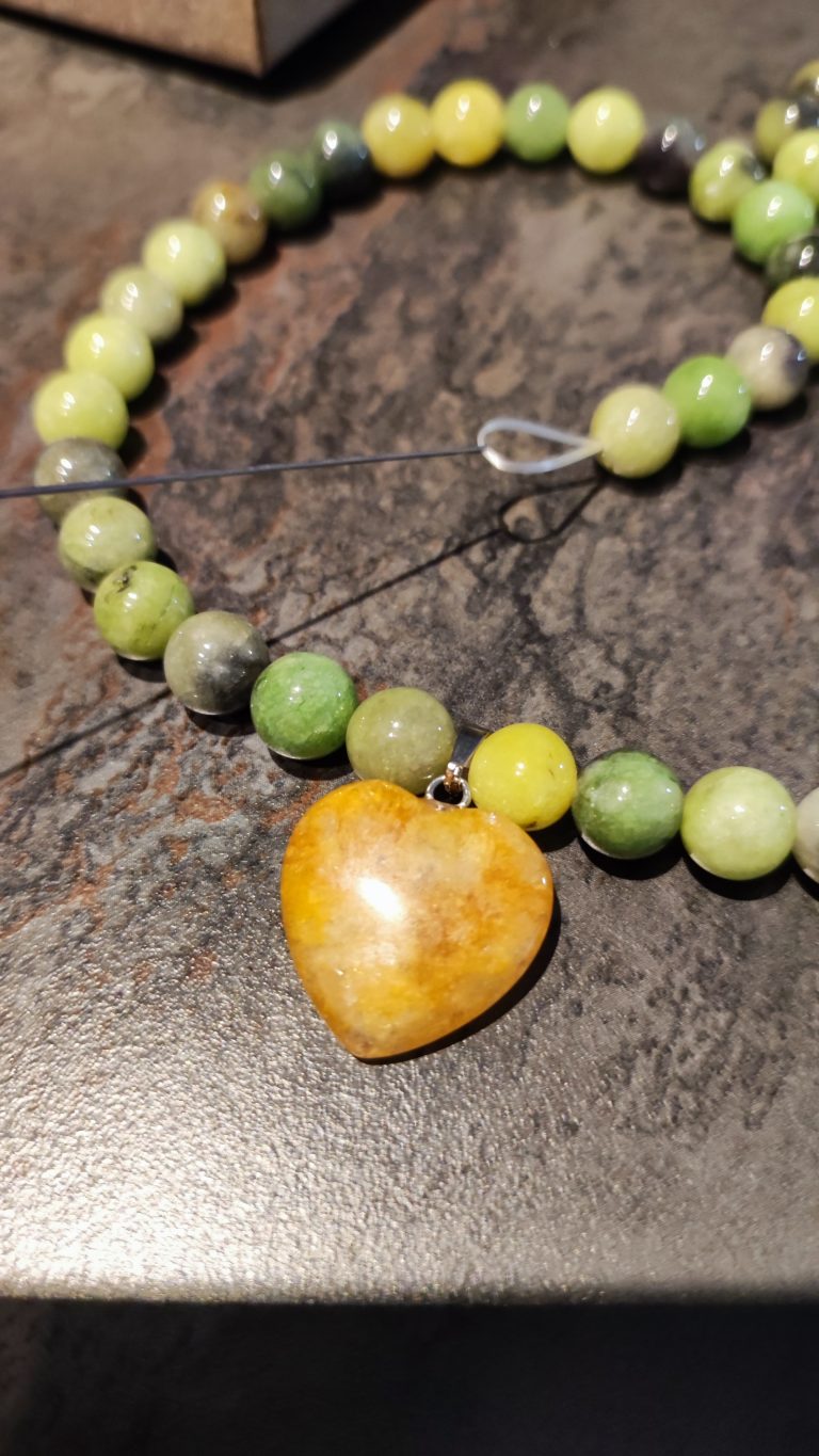 Création et Minéraux collier en pierre verte et jaune