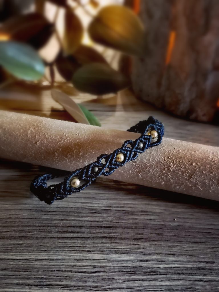 Ropeknot bracelet bleu foncé en macramé