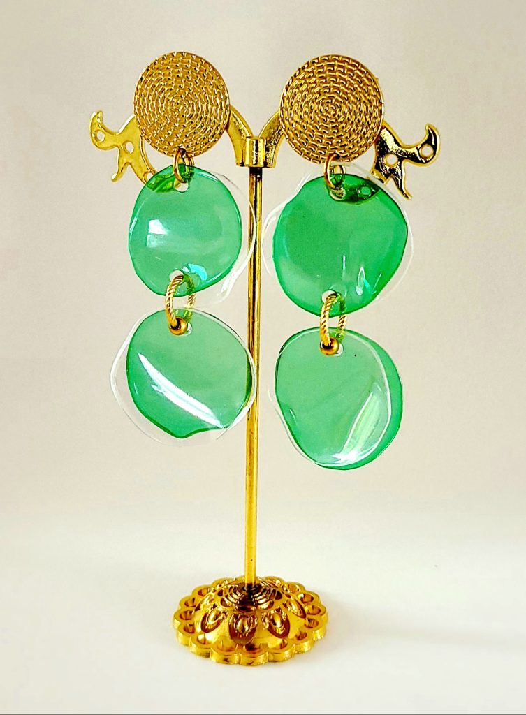 Virginie de Haldat Créations bijou en plastique et plaqué or