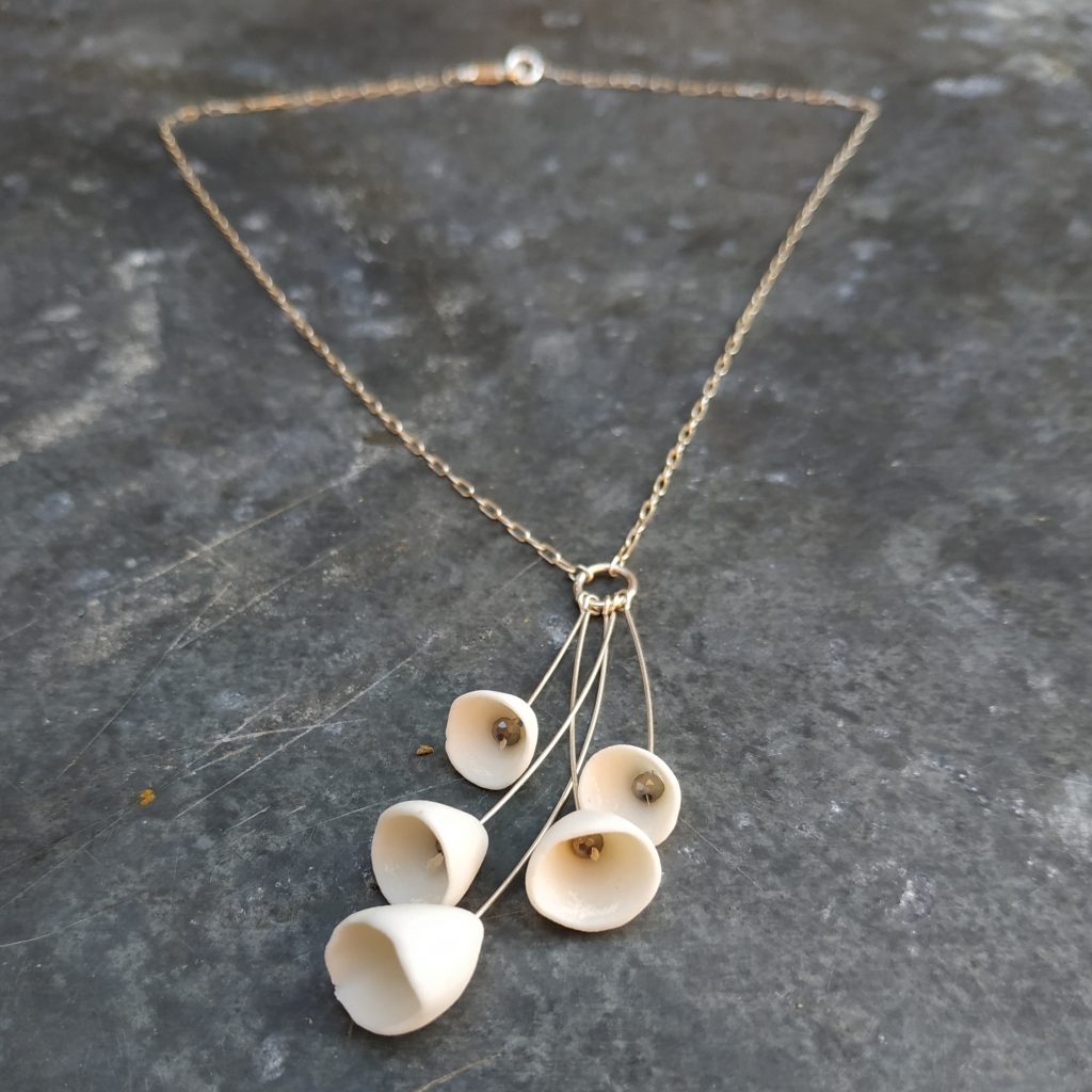 Zoïd collier en céramique petites cloches