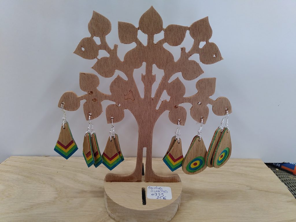 Graine de Bois arbre à bijoux et boucles d'oreilles en bois